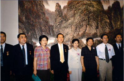 胡智荣先生向中国儿童少年基金会捐款2000万元，原全国人大副委员长、中国儿童基金会会长陈慕华接收捐赠。
